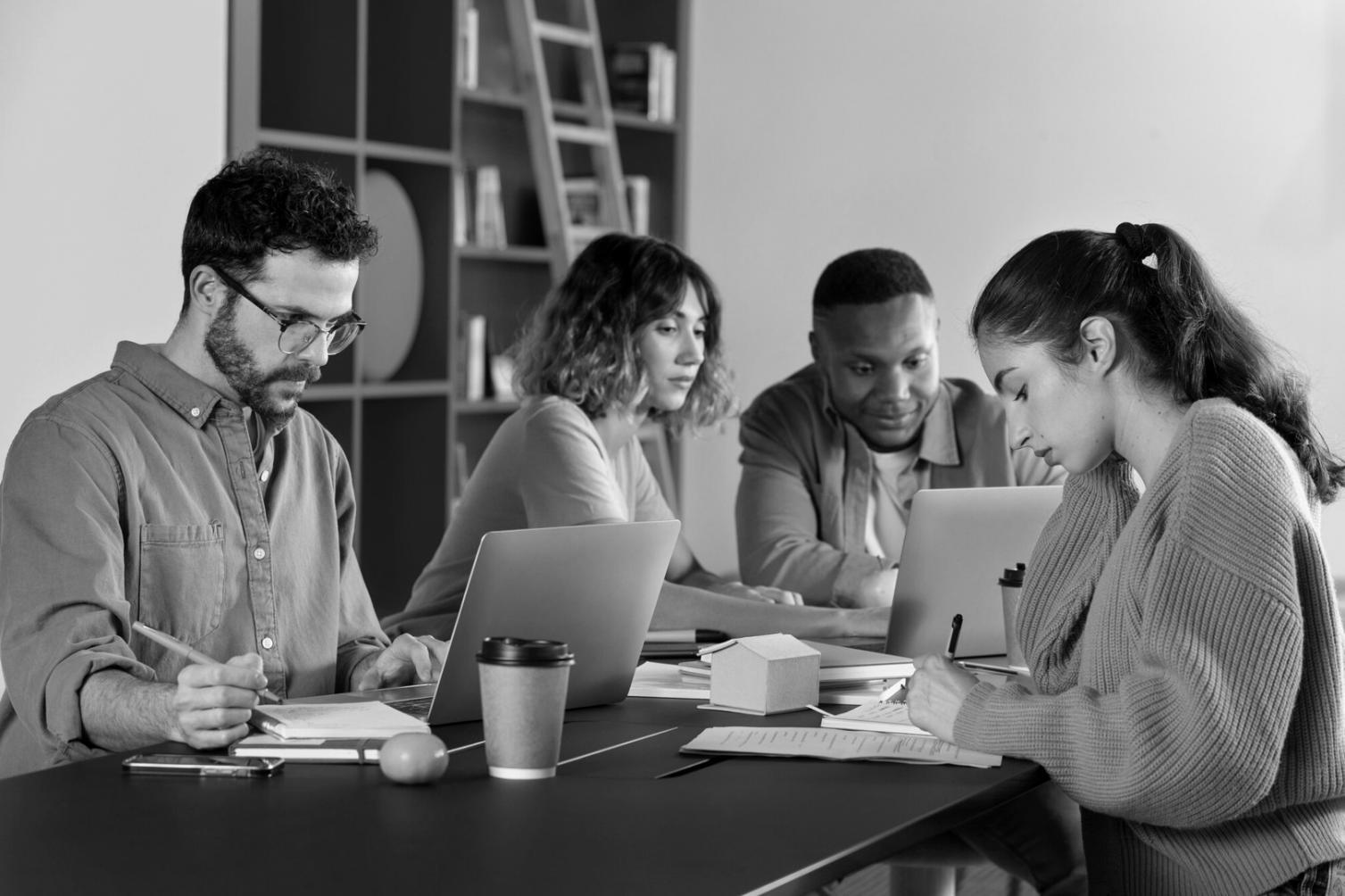 Sesiune de studiu organizată cu materiale educaționale pentru cursuri financiare